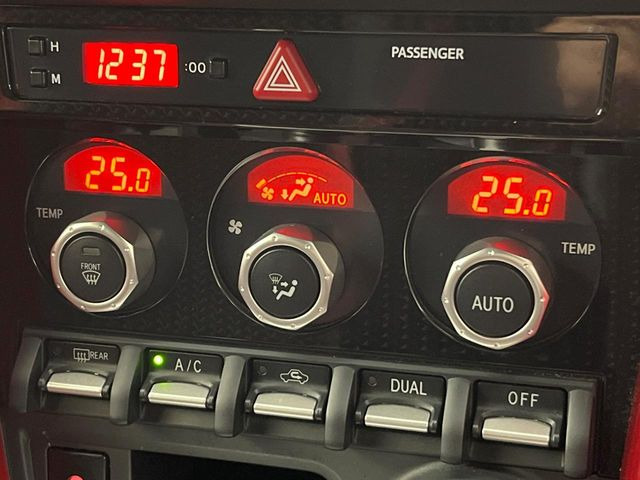 【左右独立型フルオートエアコン】運転席と助手席でそれぞれお好みの温度に設定可能。同乗者にも配慮した、快適な空調をお届け致します。