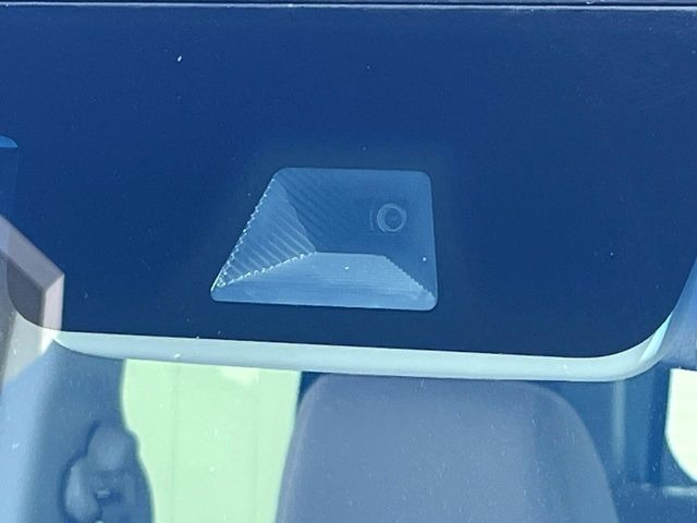 【ホンダセンシング】走行中に前方の車両等を認識し、衝突しそうな時は警報とブレーキで衝突回避と被害軽減をアシスト。より安全にドライブをお楽しみいただけます。