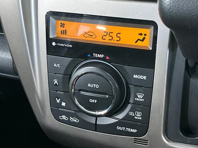 【オートエアコン】一度お好みの温度に設定すれば、車内の温度を検知し風量や温度を自動で調整。暑い&hellip;寒い&hellip;と何度もスイッチ操作をする必要はありません。快適な車内空間には必須の機能ですね♪