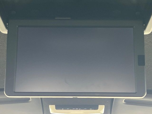 【後席モニター】家族や友人とお出かけする機会が多い方に大人気の後席モニターを装備!見やすい位置に画面がありテレビやDVDの視聴も快適!友達もお子様も、後席にしか乗らなくなるかも??