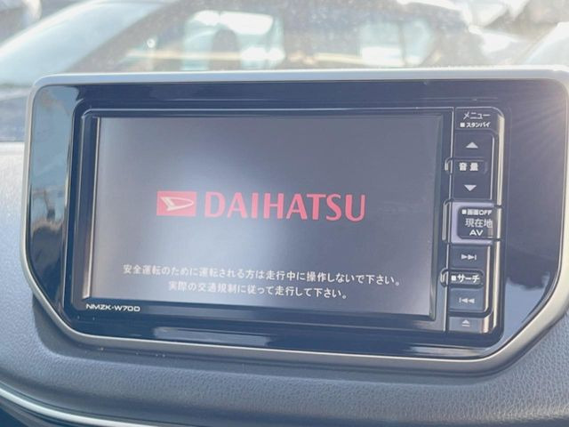 【純正ナビ】人気の純正ナビを装備しております。ナビの使いやすさはもちろん、オーディオ機能も充実!キャンプや旅行はもちろん、通勤や買い物など普段のドライブも楽しくなるはず♪