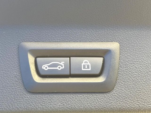 ●電動リアゲート:ワンタッチでリアゲートの開閉ができ、荷物などで両手が塞がっている状態でも簡単に開閉ができる便利機能です。