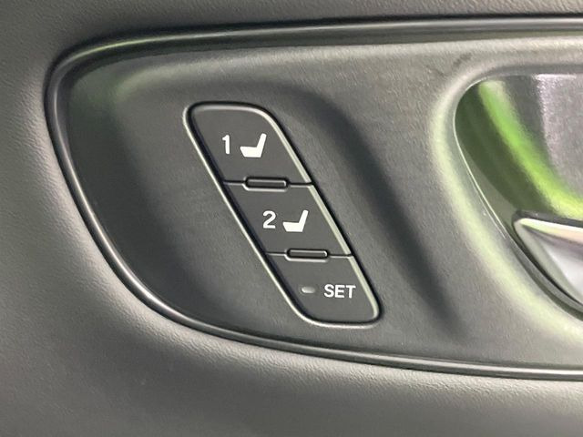 【メモリー機能付きパワーシート】ドライバーごとに設定したシート位置を記憶して、ボタン一つで切り替えできる便利な機能!運転する方が複数名いらっしゃるご家庭におすすめです♪