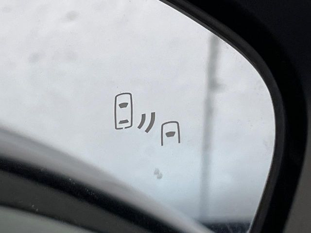 【ブラインドスポットモニター】走行中、ドアミラーの死角になりやすい箇所に後続車が接近するとサイドミラーのレンズに警告を表示!ドライバーに注意喚起をしてくれます。