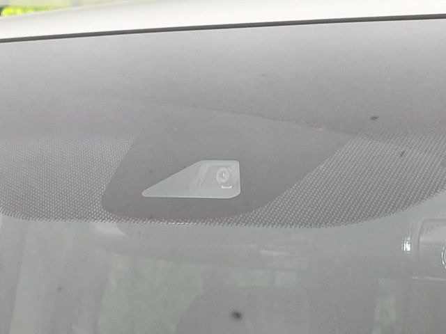 【ホンダセンシング】走行中に前方の車両等を認識し、衝突しそうな時は警報とブレーキで衝突回避と被害軽減をアシスト。より安全にドライブをお楽しみいただけます。