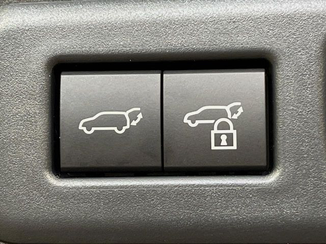 【パワーバックドア】スマートキーや運転席のボタンを押すだけでリアゲートが自動で開閉します!荷物を持っている時や、高い位置にあるバックドアを閉める際に便利な機能です♪