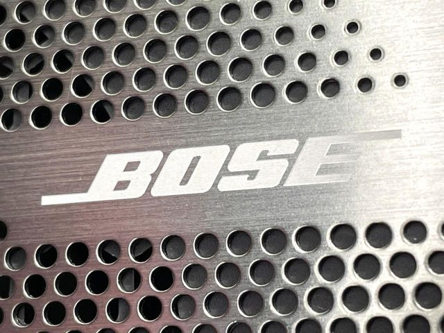 【BOSEサウンドシステム】メーカーオプションの高品位サウンドシステムを搭載。専用のチューニングが施された大小様々なスピーカーから良質なサウンドが奏でられ、臨場感あふれる音響空間を演出します。
