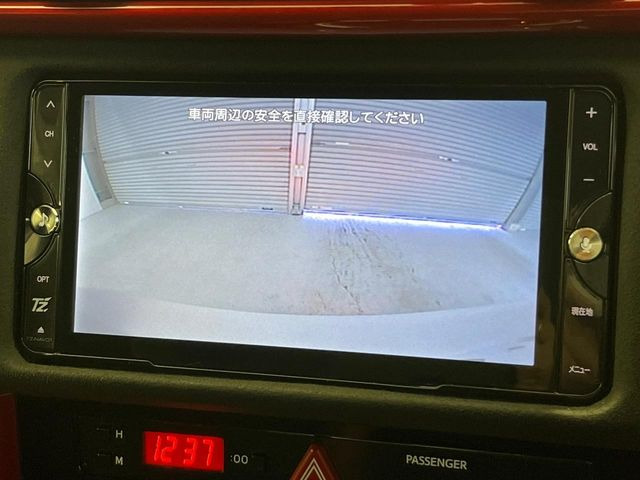 【バックカメラ】駐車時に後方がリアルタイム映像で確認できます。大型商業施設や立体駐車場での駐車時や、夜間のバック時に大活躍!運転スキルに関わらず、今や必須となった装備のひとつです!