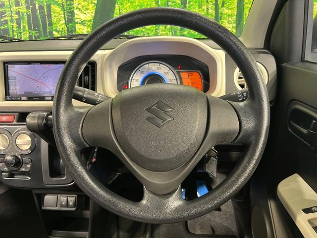インテリアに合わせたデザインのステアリングは、運転される方のことも考え、運転しやすい形状、大きさです。是非一度、実際に触ってお確かめください。