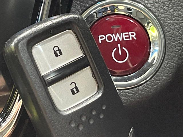 【Hondaスマートキー】カバンやポケットに入れたままでもドアの施錠・解錠が可能なスマートキーを装備。エンジンのオン・オフ時もカギを取り出す必要が無いからとっても便利です♪