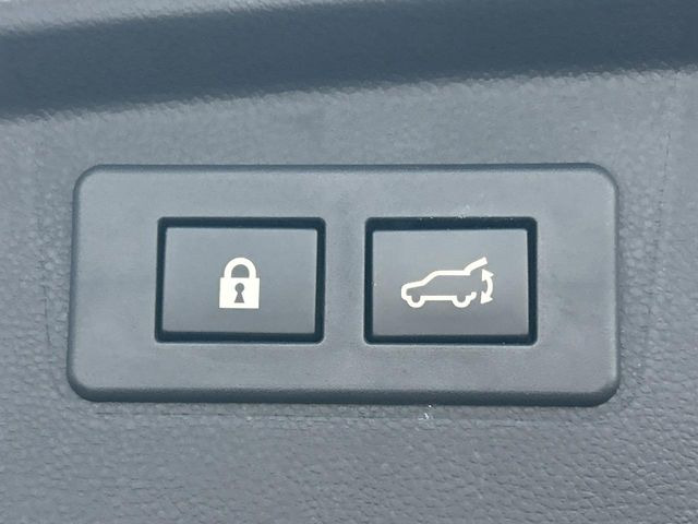 【パワーバックドア】スマートキーや運転席のボタンを押すだけでリアゲートが自動で開閉します!荷物を持っている時や、高い位置にあるバックドアを閉める際に便利な機能です♪