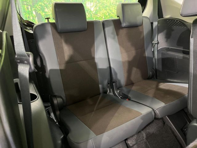 3列目シートはもちろん状態良好☆大人でもゆったりと座って頂けますので、大人数でのお出かけもラクラクです♪ご家族で、気の知れた仲間で、ドライブに行くのが楽しみですね♪