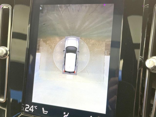 ●パノラミックビューモニター:専用のカメラにより、上から見下ろしたような視点で360度クルマの周囲を確認することができます☆死角部分も確認しやすく、狭い場所での切り返しや駐車もスムーズに行えます。