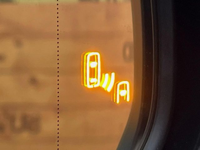 【ブラインドスポットモニター】走行中、ドアミラーの死角になりやすい箇所に後続車が接近するとサイドミラーのレンズに警告を表示!ドライバーに注意喚起をしてくれます。
