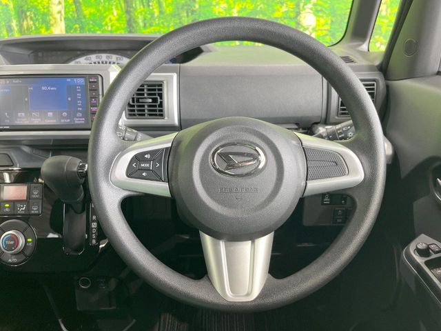 インテリアに合わせたデザインのステアリングは、運転される方のことも考え、運転しやすい形状、大きさです。是非一度、実際に触ってお確かめください。