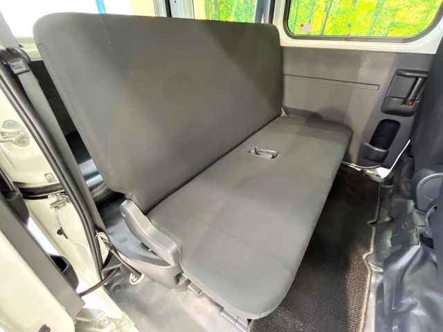 後席を格納すると、これだけの広さが!シーンに合わせたシートアレンジで、大きな荷物も積むことが出来ます♪
