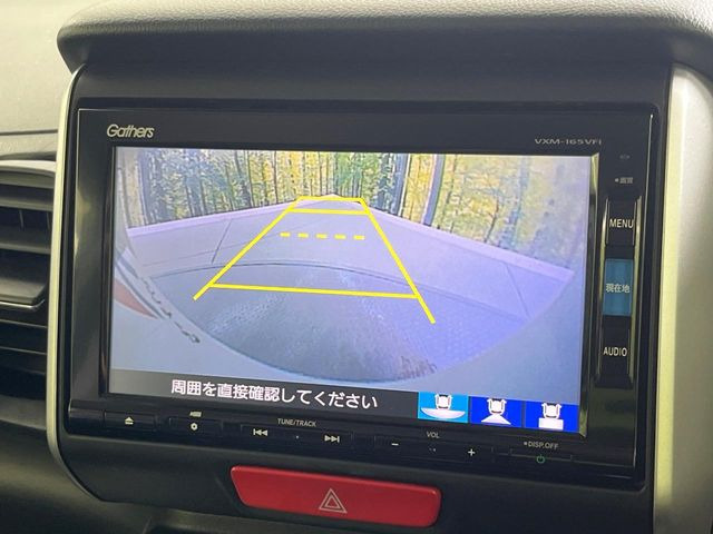 【バックカメラ】駐車時に後方がリアルタイム映像で確認できます。大型商業施設や立体駐車場での駐車時や、夜間のバック時に大活躍!運転スキルに関わらず、今や必須となった装備のひとつです!