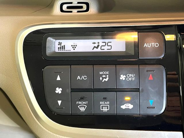【オートエアコン】一度お好みの温度に設定すれば、車内の温度を検知し風量や温度を自動で調整。暑い&hellip;寒い&hellip;と何度もスイッチ操作をする必要はありません。快適な車内空間には必須の機能ですね♪