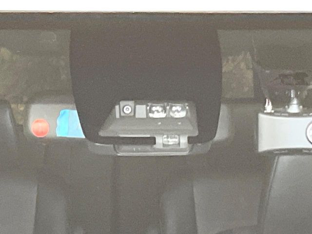 【トヨタセーフティセンス】走行中に前方の車両等を認識し、衝突しそうな時は警報とブレーキで衝突回避と被害軽減をアシスト。より安全にドライブをお楽しみいただけます。
