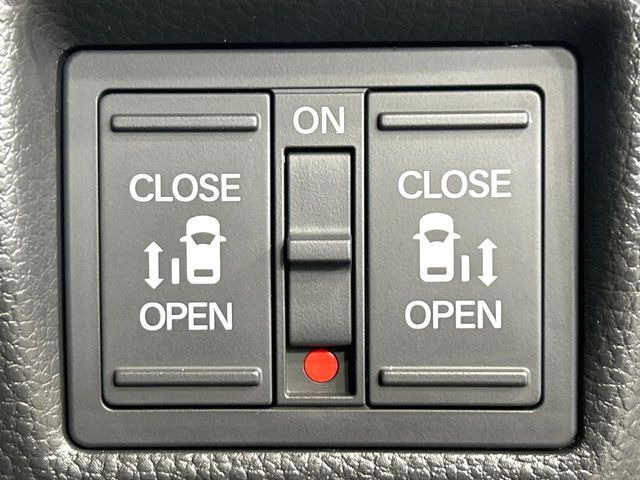 【両側パワースライドドア】スマートキーや運転席のスイッチで後席両側スライドドアの開閉が可能♪電動だから力を入れてドアを開ける必要が無く、小さなお子様でも簡単に開け閉めでき快適です♪
