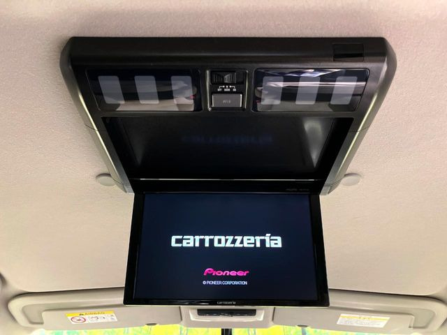 【フリップダウンモニター】大画面モニターで後席でもエンタメをお楽しみいただけます。小さなお子様にも大人気の装備です♪