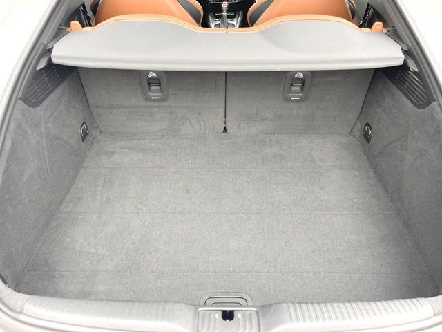 ●トランクルーム:趣味が広がる収容スペース!これだけの広さがあればお買い物やレジャーなどにも最適です!使用感も少なくきれいな状態を維持しております。
