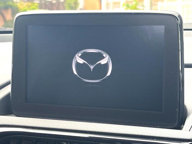 【7インチマツダコネクト】車内の雰囲気にマッチした大型のディスプレイ。スマホ接続でのナビ使用やBluetooth再生等、様々な機能が楽しめます。直感的なダイヤル操作が可能で、使い勝手も良好です。