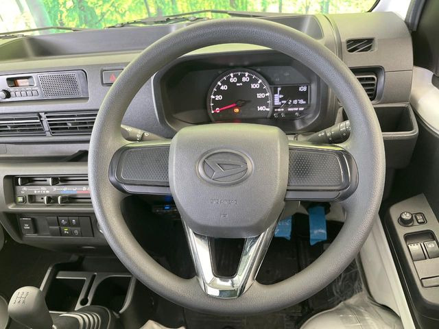 インテリアに合わせたデザインのステアリングは、運転される方のことも考え、運転しやすい形状、大きさです。是非一度、実際に触ってお確かめください。