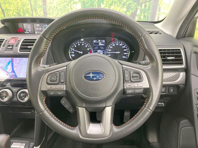 �C���e���A�ɍ��킹���f�U�C���̃X�e�A�����O�́A�^�]�������̂��Ƃ��l���A�^�]���₷���`��A�傫���ł��B�����x�A���ۂɐG���Ă��m���߂��������B