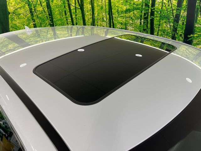 【サンルーフ】開放感たっぷりの希少装備、サンルーフが装着されています!車内に明かりを取り入れたり景色を楽しむ以外にも、車内の空気も簡単に換気できて快適です!