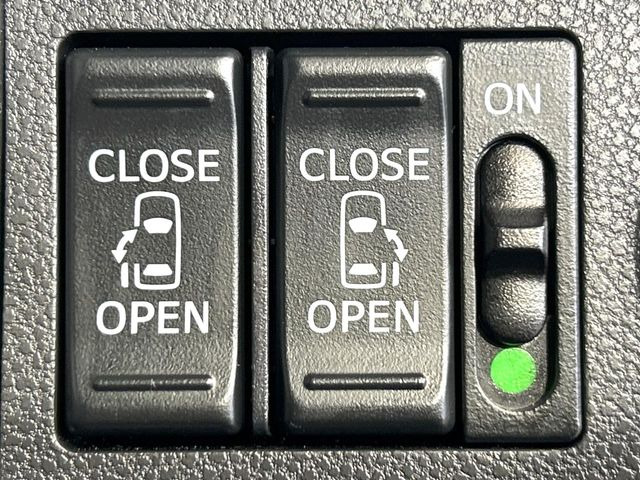 【両側パワースライドドア】スマートキーや運転席のスイッチで後席両側スライドドアの開閉が可能♪電動だから力を入れてドアを開ける必要が無く、小さなお子様でも簡単に開け閉めでき快適です♪