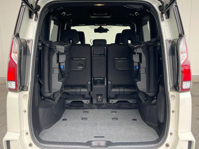 普段のお買い物や通勤、送迎等に十分な荷室スペースを確保しております。セカンドシートを倒すと、大きな荷物の積載も可能です♪