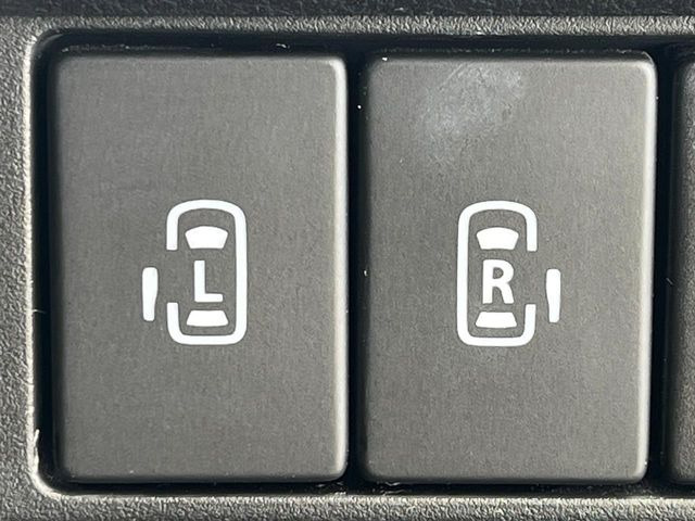 【両側パワースライドドア】スマートキーや運転席のスイッチで後席両側スライドドアの開閉が可能♪電動だから力を入れてドアを開ける必要が無く、小さなお子様でも簡単に開け閉めでき快適です♪