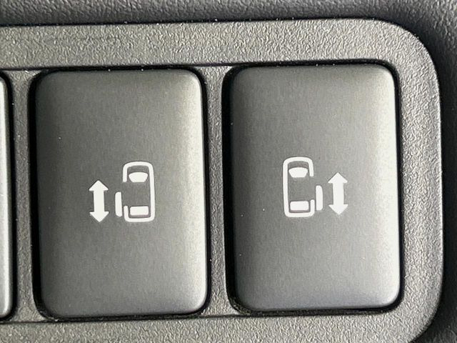 【両側パワースライドドア】スマートキーや運転席のスイッチで後席両側スライドドアの開閉が可能♪電動だから力を入れてドアを開ける必要が無く、小さなお子様でも簡単に開け閉めでき快適です♪