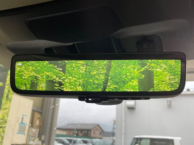 【スマートリヤビューミラー】後席の大きな荷物や同乗者で後方が確認しづらい時でも安心!カメラが撮影した車両後方の映像をルームミラー内に表示。クリアな視界で状況の確認が可能です!