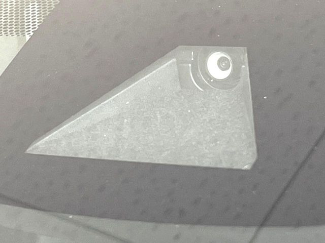 【トヨタセーフティセンス】走行中に前方の車両等を認識し、衝突しそうな時は警報とブレーキで衝突回避と被害軽減をアシスト。より安全にドライブをお楽しみいただけます。