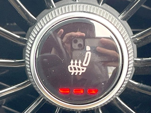 ●フロントシートヒーティング:運転席・助手席共に三段階で調節が可能なシートヒーターを装備しております。季節を問わず快適にご使用いただけます。