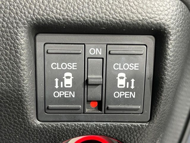 【両側パワースライドドア】スマートキーや運転席のスイッチで後席両側スライドドアの開閉が可能♪電動だから力を入れてドアを開ける必要が無く、小さなお子様でも簡単に開け閉めでき快適です♪