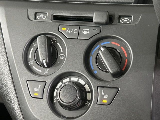 寒い冬も暑い夏も全席に快適な空調を届けてくれる、ダイヤル式エアコンを装備♪