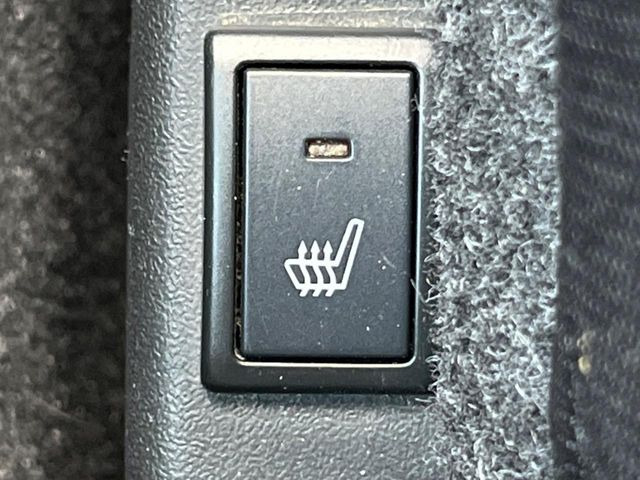 【シートヒーター】寒い日に重宝するシートヒーター!エアコンより早く温まってくれるので寒がりの人も安心ですね♪エアコンの温風は乾燥するから苦手、という方にもをおすすめです。