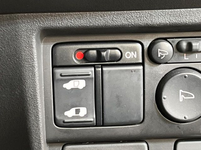 【パワースライドドア】スマートキーや運転席のスイッチでスライドドアの開閉が可能♪電動だから力を入れてドアを開ける必要が無く、小さいお子様でも、重い荷物を持っている時もラクに開け閉めできます♪