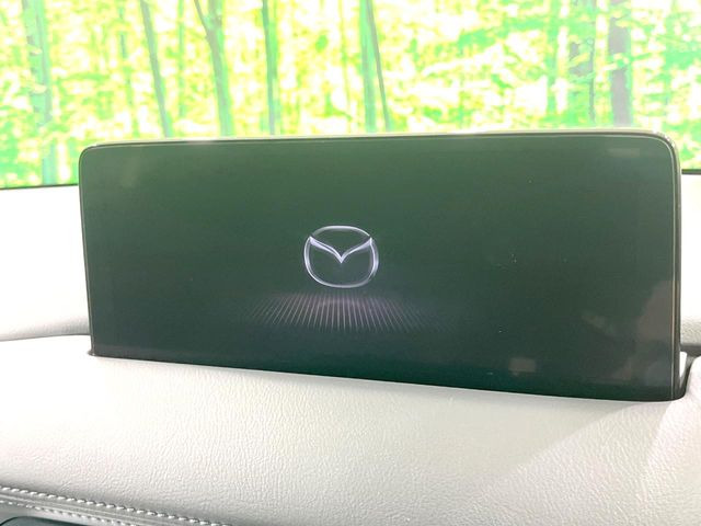 【10.25インチマツダコネクト】車内の雰囲気にマッチした大型ディスプレイ。スマホ接続でのナビ使用やBluetooth再生等、様々な機能が楽しめます。直感的なダイヤル操作が可能で、使い勝手も良好です。