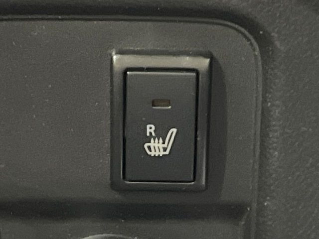 【シートヒーター】寒い日に重宝するシートヒーター!エアコンより早く温まってくれるので寒がりの人も安心ですね♪エアコンの温風は乾燥するから苦手、という方にもをおすすめです。