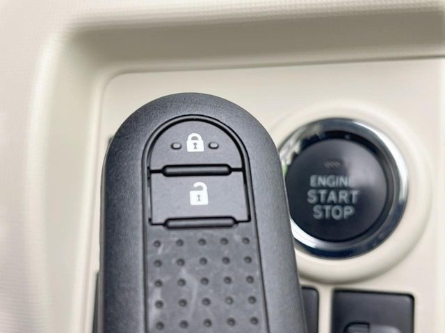 【キーフリーシステム】カバンやポケットに入れたままでもドアの施錠・解錠が可能なスマートキーを装備。エンジンのオン・オフ時もカギを取り出す必要が無いからとっても便利です♪
