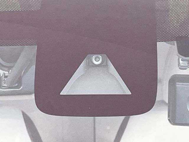 【エマージェンシーブレーキ】走行中に前方の車両等を認識し、衝突しそうな時は警報とブレーキで衝突回避と被害軽減をアシスト。より安全にドライブをお楽しみいただけます。