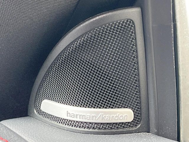 ��harman/kardon�T���E���h�V�X�e��:�����𒉎��ɍČ����A�������̂ɑ΂��ėՏꊴ��^���A���������A��荂�i���ȃT�E���h�����y���݂��������܂��B