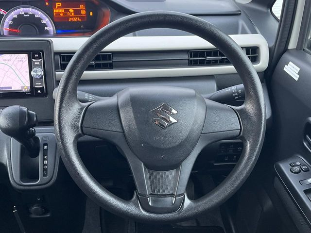 �C���e���A�ɍ��킹���f�U�C���̃X�e�A�����O�́A�^�]�������̂��Ƃ��l���A�^�]���₷���`��A�傫���ł��B�����x�A���ۂɐG���Ă��m���߂��������B