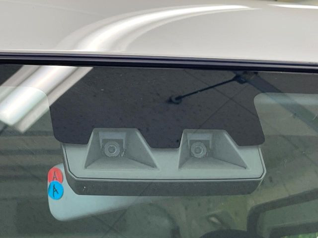 【スマートアシスト】走行中に前方の車両等を認識し、衝突しそうな時は警報とブレーキで衝突回避と被害軽減をアシスト。より安全にドライブをお楽しみいただけます。