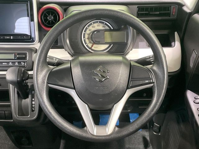 �C���e���A�ɍ��킹���f�U�C���̃X�e�A�����O�́A�^�]�������̂��Ƃ��l���A�^�]���₷���`��A�傫���ł��B�����x�A���ۂɐG���Ă��m���߂��������B