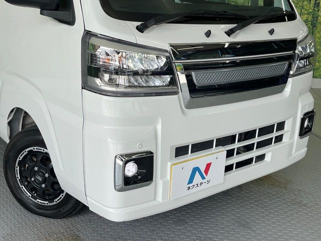 【LEDヘッドライト】悪天候や夜間走行時も良好な視界を確保し安心して運転できる高輝度LEDヘッドライトを装備!点灯速度が早く、消費電力も抑えられています。
